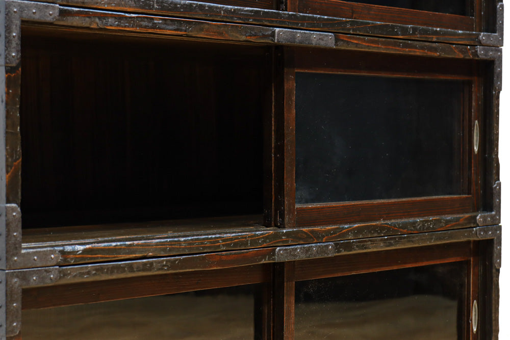 珍品!! 味わいある風合いをした引き違い戸のスタッキング式ガラスケース　BB3249