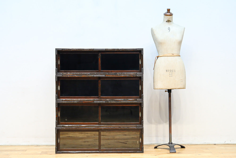 珍品!! 味わいある風合いをした引き違い戸のスタッキング式ガラスケース　BB3249