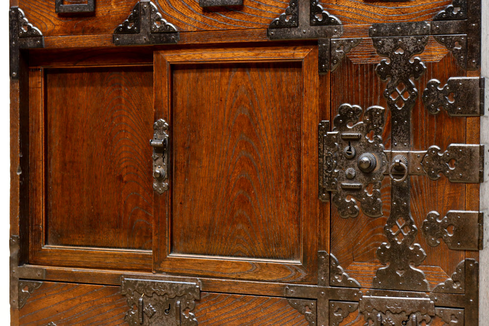 江戸時代!! 上品な欅杢目の流れる品格漂う酒田帳場箪笥　BB3250