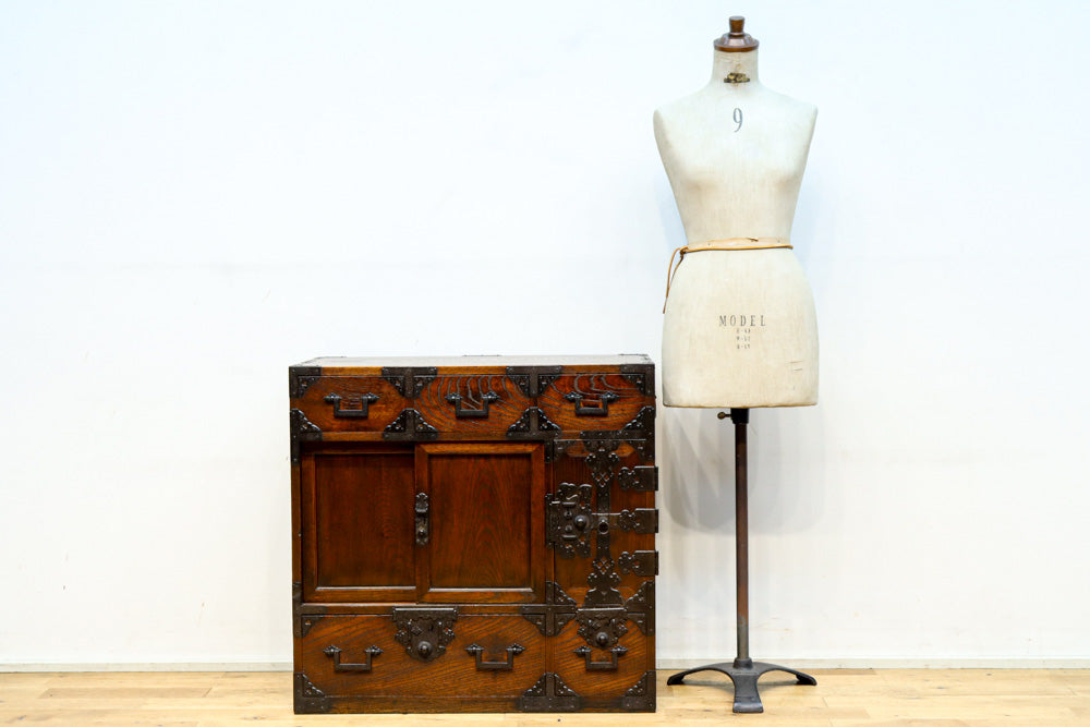 江戸時代!! 上品な欅杢目の流れる品格漂う酒田帳場箪笥　BB3250