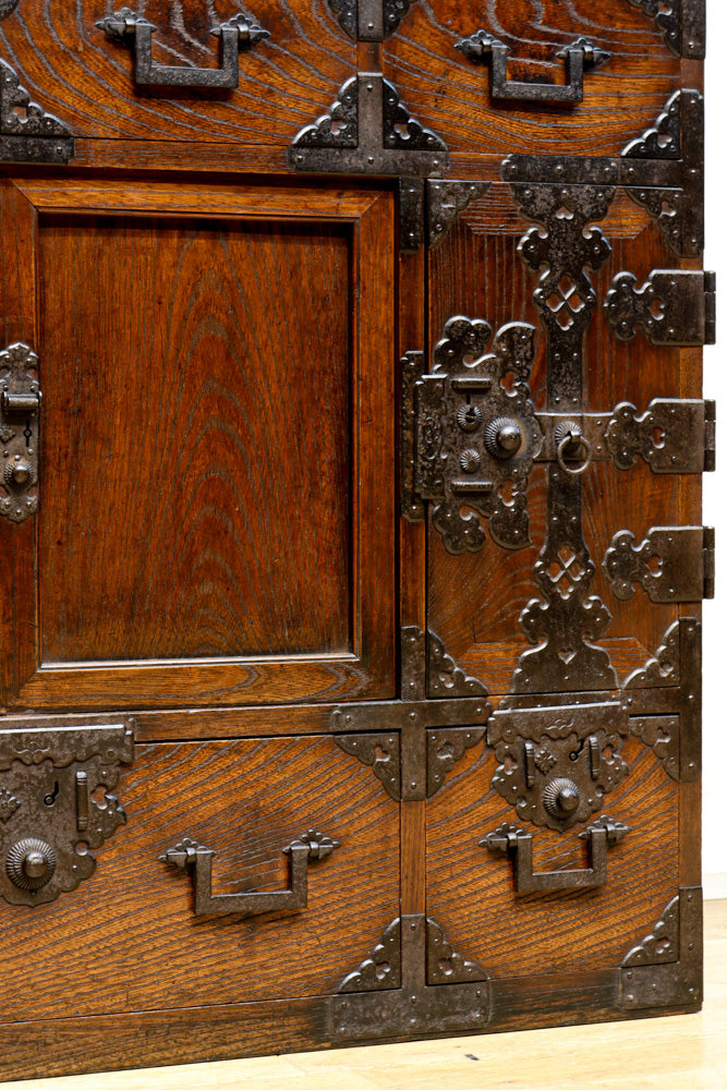 江戸時代!! 上品な欅杢目の流れる品格漂う酒田帳場箪笥　BB3250