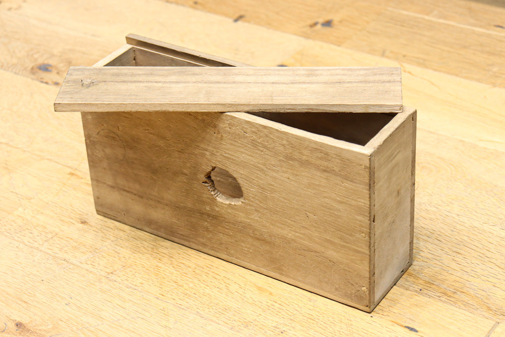 大振りの装飾金具が見事なアイアンフレーム付き庄内衣裳箪笥　BB3253