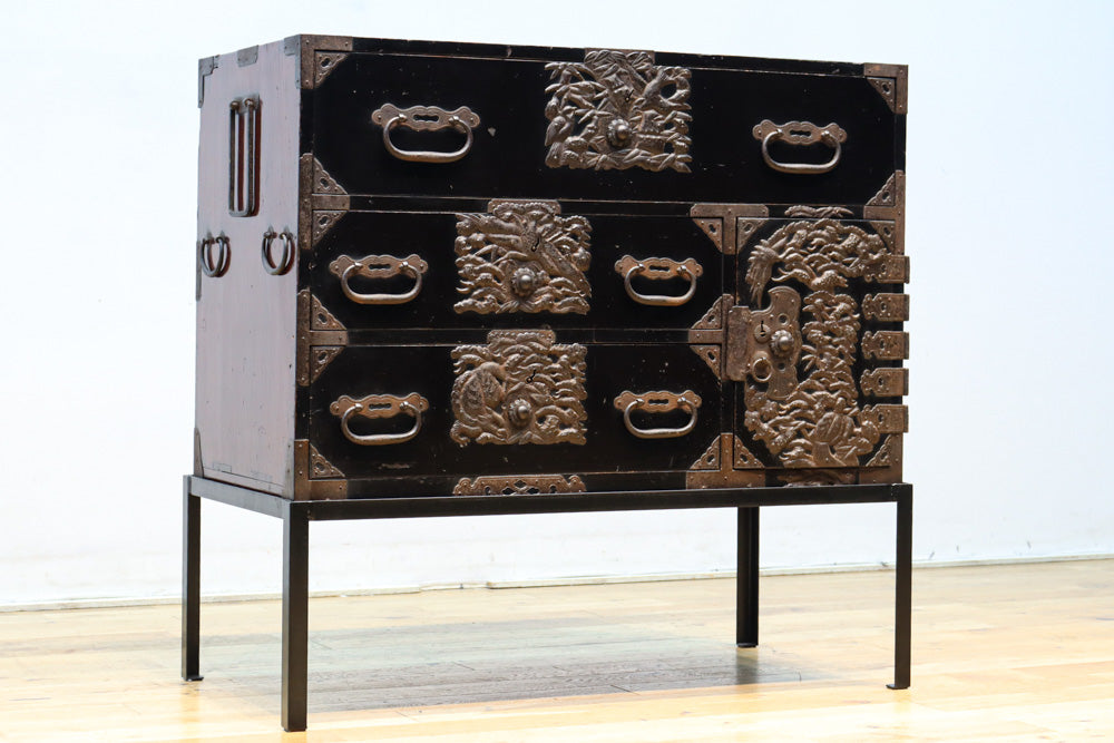 大振りの装飾金具が見事なアイアンフレーム付き庄内衣裳箪笥　BB3253