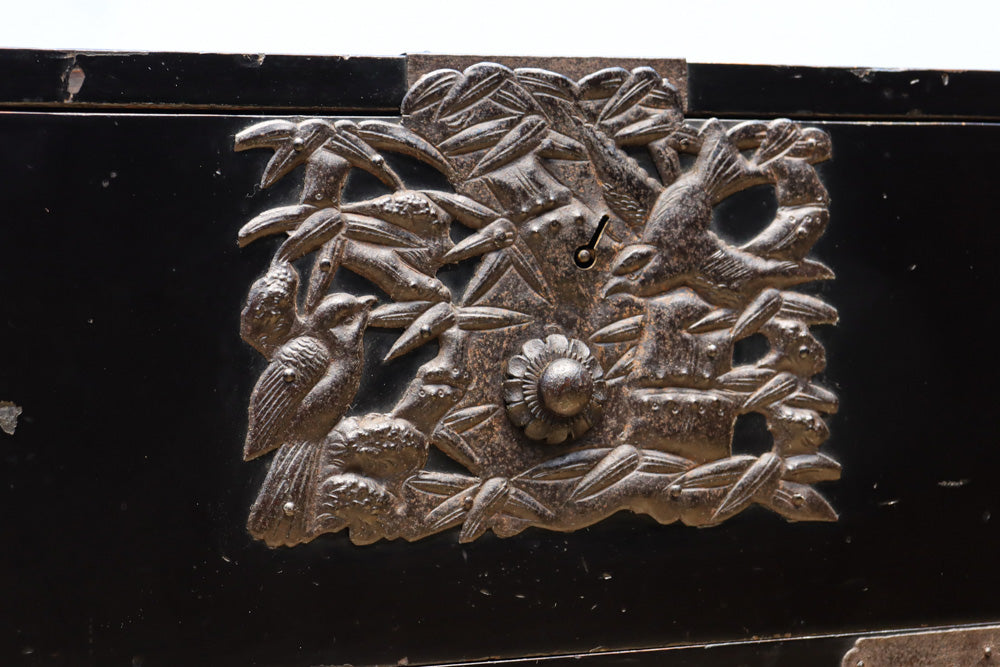 大振りの装飾金具が見事なアイアンフレーム付き庄内衣裳箪笥　BB3253