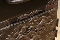 大振りの装飾金具が見事なアイアンフレーム付き庄内衣裳箪笥　BB3253