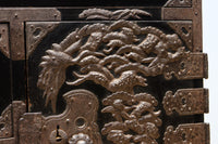 大振りの装飾金具が見事なアイアンフレーム付き庄内衣裳箪笥　BB3253