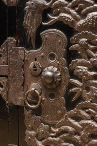 大振りの装飾金具が見事なアイアンフレーム付き庄内衣裳箪笥　BB3253