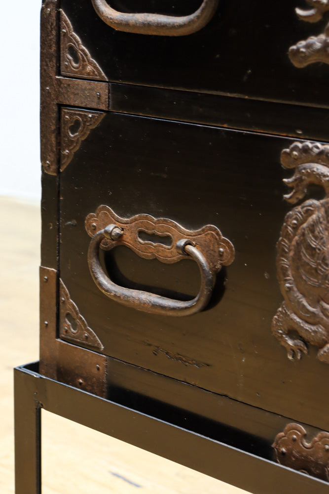 大振りの装飾金具が見事なアイアンフレーム付き庄内衣裳箪笥　BB3253