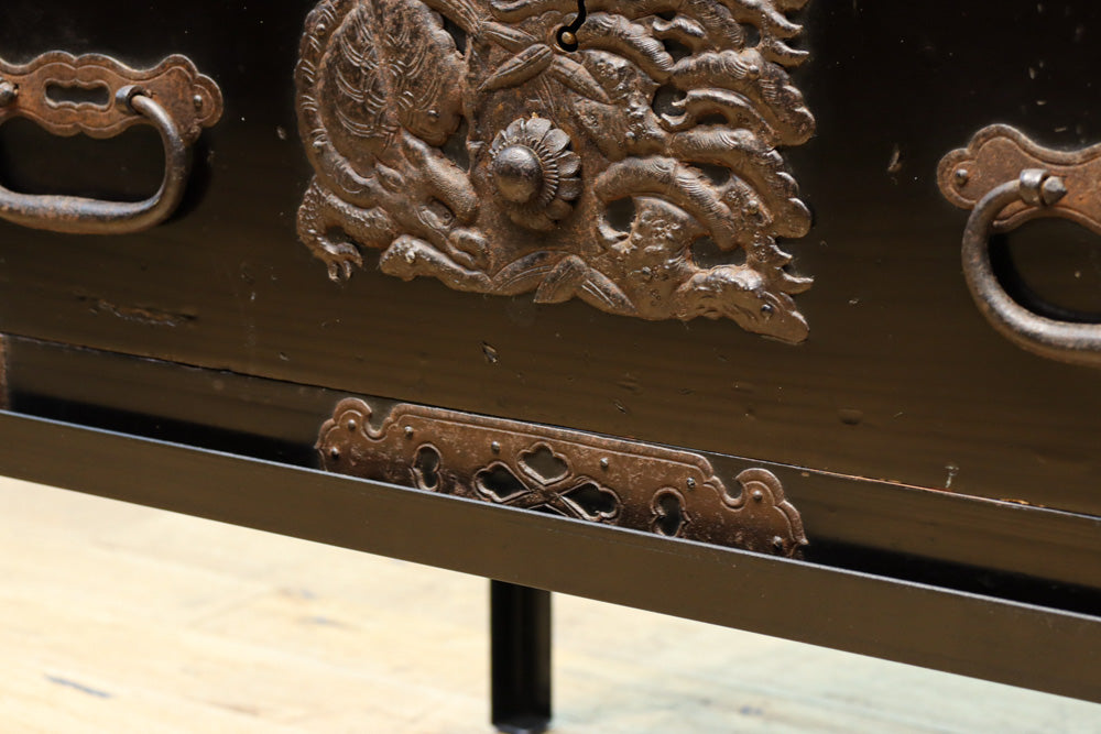 大振りの装飾金具が見事なアイアンフレーム付き庄内衣裳箪笥　BB3253