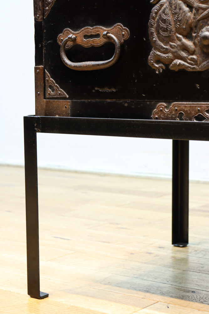 大振りの装飾金具が見事なアイアンフレーム付き庄内衣裳箪笥　BB3253