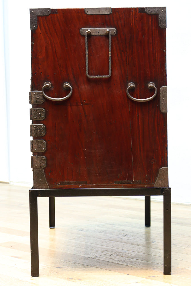 大振りの装飾金具が見事なアイアンフレーム付き庄内衣裳箪笥　BB3253