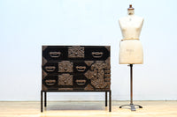 大振りの装飾金具が見事なアイアンフレーム付き庄内衣裳箪笥　BB3253