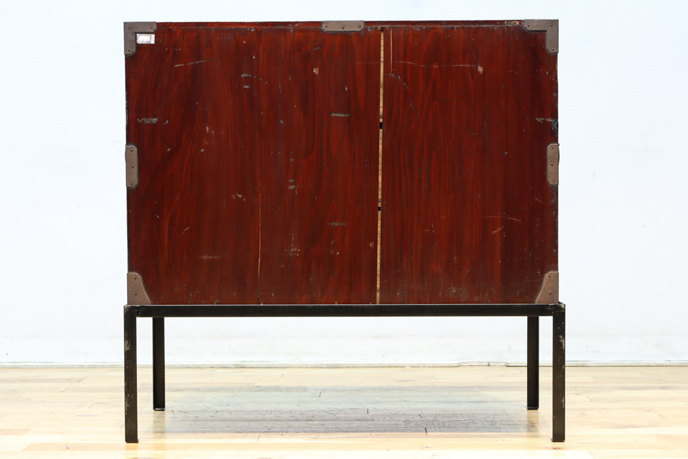 大振りの装飾金具が見事なアイアンフレーム付き庄内衣裳箪笥　BB3253