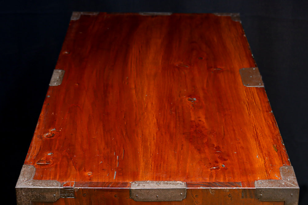 大振りの装飾金具が見事なアイアンフレーム付き庄内衣裳箪笥　BB3253