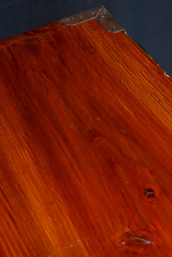 大振りの装飾金具が見事なアイアンフレーム付き庄内衣裳箪笥　BB3253