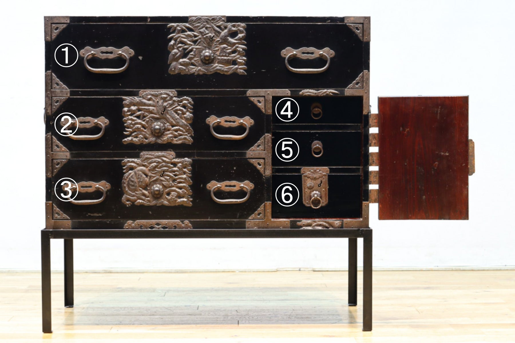 大振りの装飾金具が見事なアイアンフレーム付き庄内衣裳箪笥　BB3253