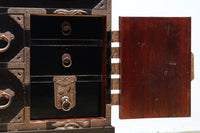 大振りの装飾金具が見事なアイアンフレーム付き庄内衣裳箪笥　BB3253