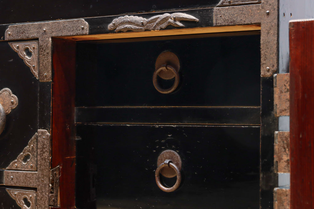 大振りの装飾金具が見事なアイアンフレーム付き庄内衣裳箪笥　BB3253