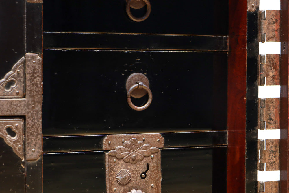 大振りの装飾金具が見事なアイアンフレーム付き庄内衣裳箪笥　BB3253