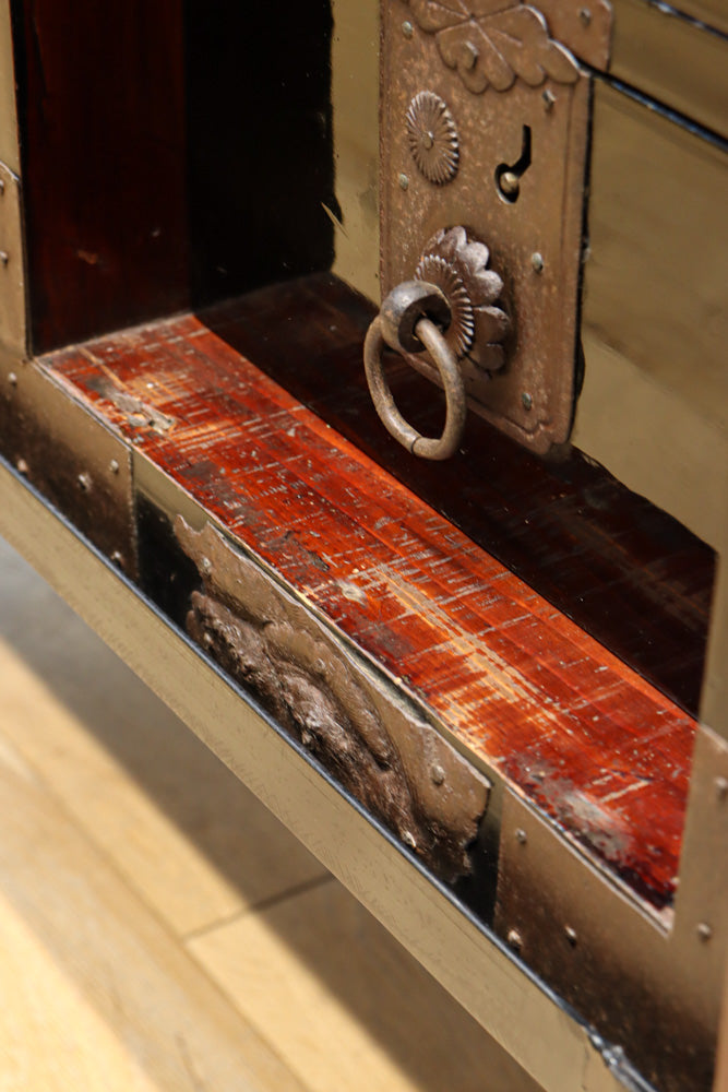 大振りの装飾金具が見事なアイアンフレーム付き庄内衣裳箪笥　BB3253