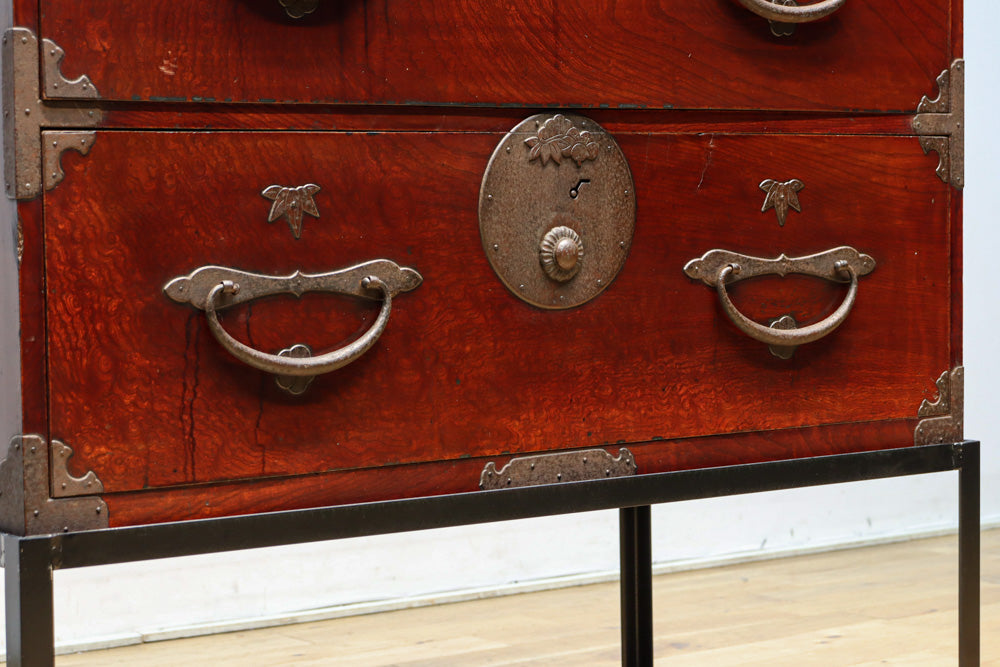 稀少幅サイズ‼︎美しい光沢感が時代の貫禄を感じさせるアイアンフレーム付き二本松衣裳箪笥　BB3254