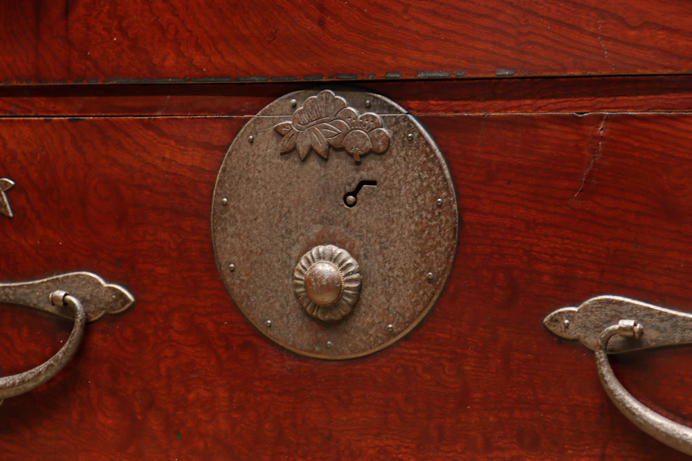 稀少幅サイズ‼︎美しい光沢感が時代の貫禄を感じさせるアイアンフレーム付き二本松衣裳箪笥　BB3254