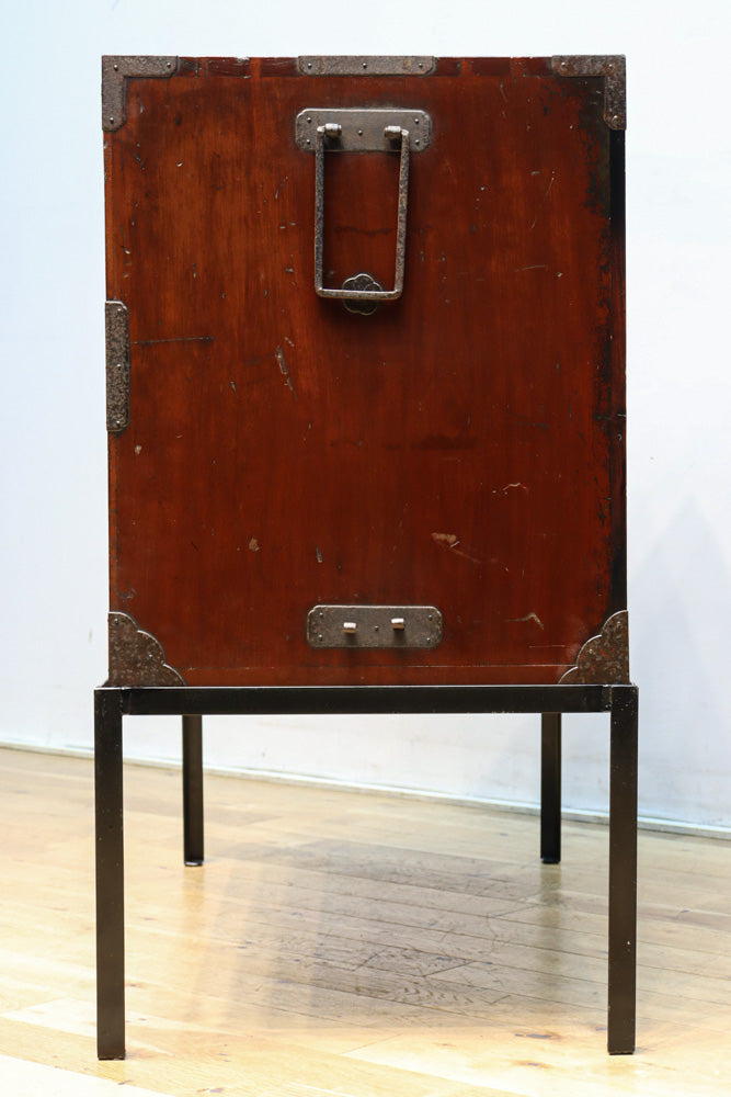 稀少幅サイズ‼︎美しい光沢感が時代の貫禄を感じさせるアイアンフレーム付き二本松衣裳箪笥　BB3254