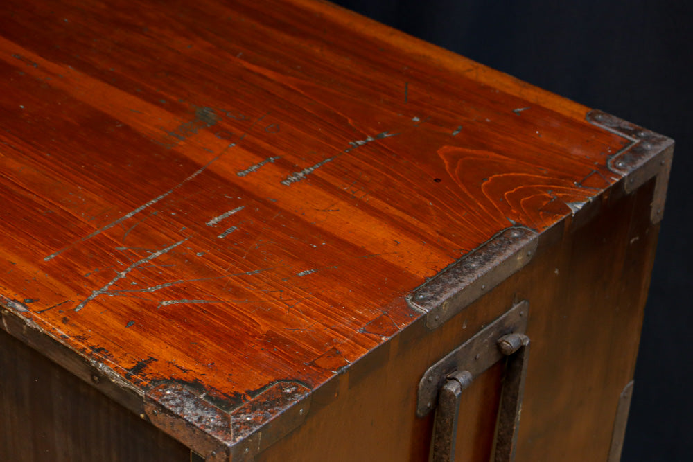 稀少幅サイズ‼︎美しい光沢感が時代の貫禄を感じさせるアイアンフレーム付き二本松衣裳箪笥　BB3254