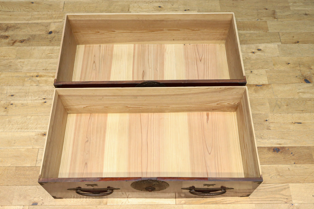 稀少幅サイズ‼︎美しい光沢感が時代の貫禄を感じさせるアイアンフレーム付き二本松衣裳箪笥　BB3254