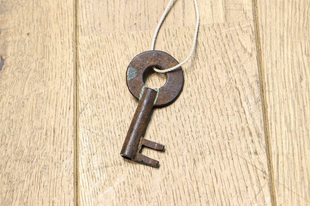 稀少幅サイズ‼︎美しい光沢感が時代の貫禄を感じさせるアイアンフレーム付き二本松衣裳箪笥　BB3254