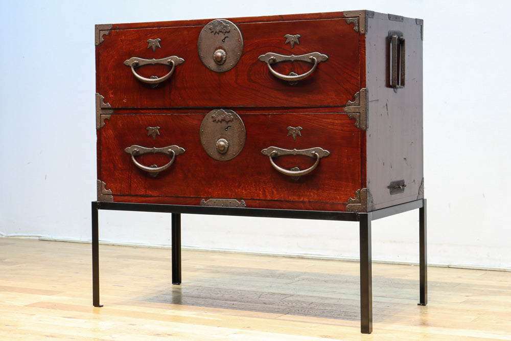 稀少幅サイズ‼︎美しい光沢感が時代の貫禄を感じさせるアイアンフレーム付き二本松衣裳箪笥　BB3254