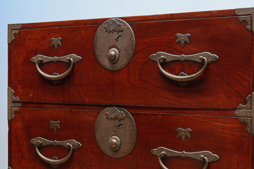 稀少幅サイズ‼︎美しい光沢感が時代の貫禄を感じさせるアイアンフレーム付き二本松衣裳箪笥　BB3254