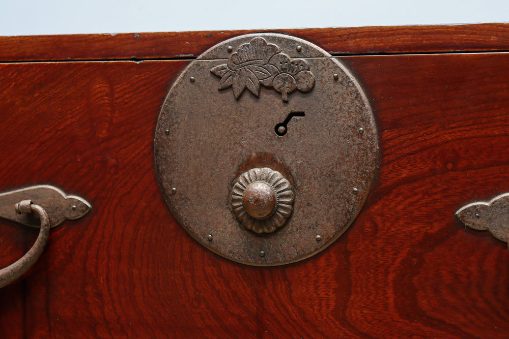 稀少幅サイズ‼︎美しい光沢感が時代の貫禄を感じさせるアイアンフレーム付き二本松衣裳箪笥　BB3254