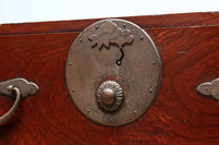 丸型の装飾金具で格調高いアイアンフレーム付き稀少サイズ二本松衣裳箪笥　BB3255