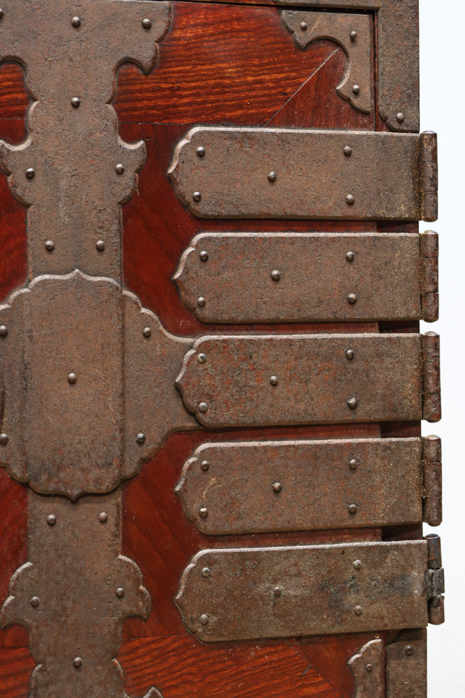 丸型の装飾金具で格調高いアイアンフレーム付き稀少サイズ二本松衣裳箪笥　BB3255