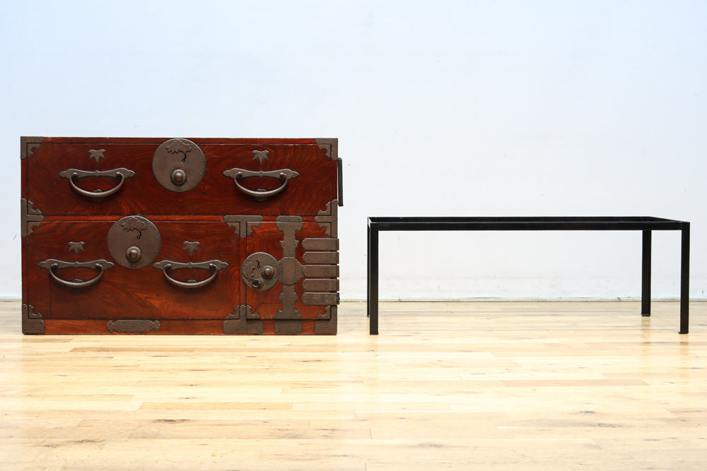 丸型の装飾金具で格調高いアイアンフレーム付き稀少サイズ二本松衣裳箪笥　BB3255