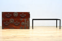 丸型の装飾金具で格調高いアイアンフレーム付き稀少サイズ二本松衣裳箪笥　BB3255