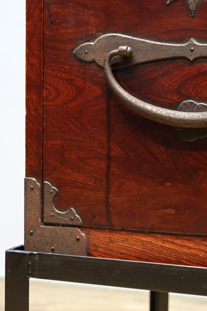 丸型の装飾金具で格調高いアイアンフレーム付き稀少サイズ二本松衣裳箪笥　BB3255