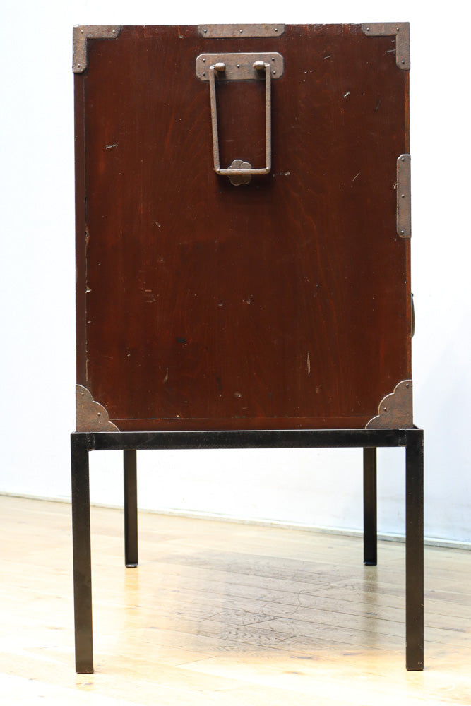 丸型の装飾金具で格調高いアイアンフレーム付き稀少サイズ二本松衣裳箪笥　BB3255