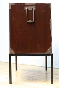 丸型の装飾金具で格調高いアイアンフレーム付き稀少サイズ二本松衣裳箪笥　BB3255