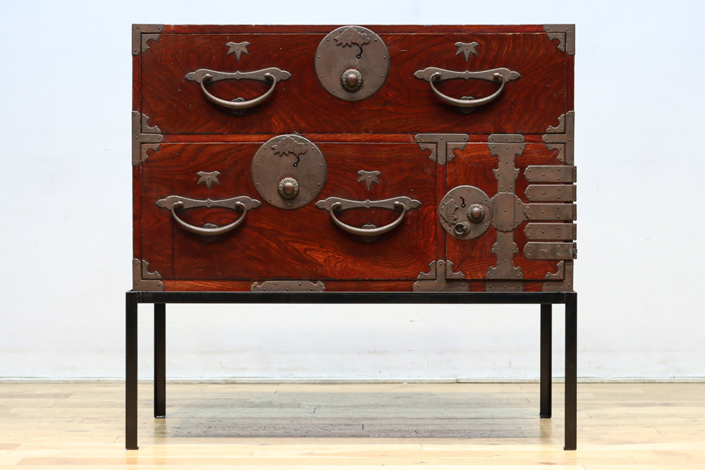 丸型の装飾金具で格調高いアイアンフレーム付き稀少サイズ二本松衣裳箪笥　BB3255