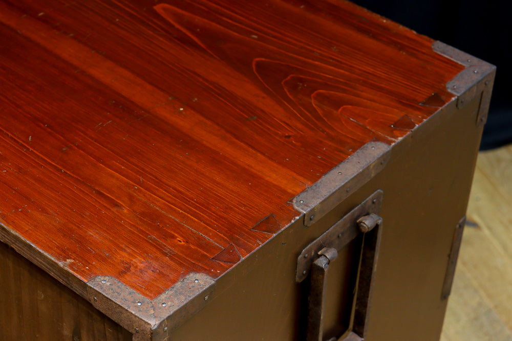 丸型の装飾金具で格調高いアイアンフレーム付き稀少サイズ二本松衣裳箪笥　BB3255