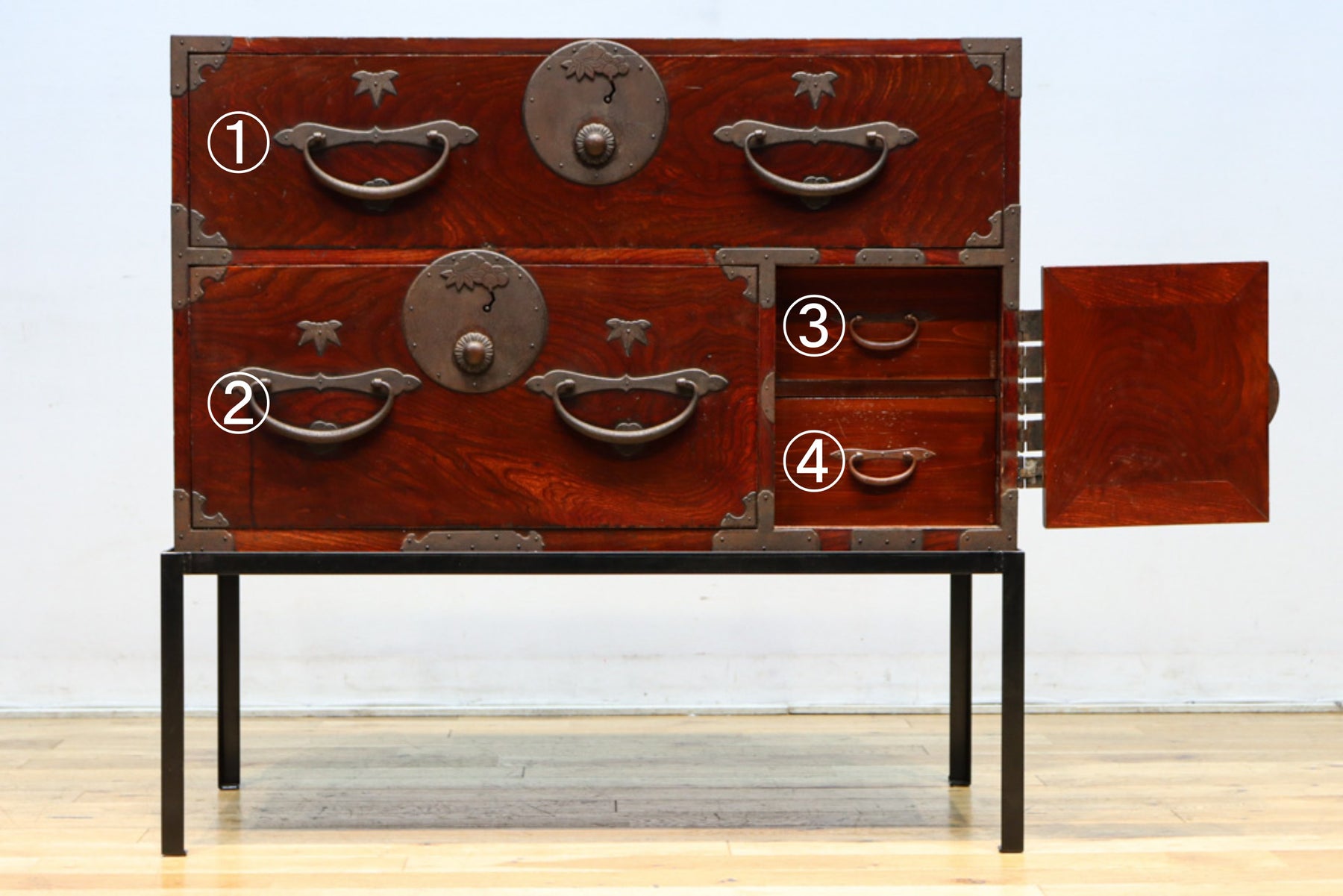 丸型の装飾金具で格調高いアイアンフレーム付き稀少サイズ二本松衣裳箪笥　BB3255