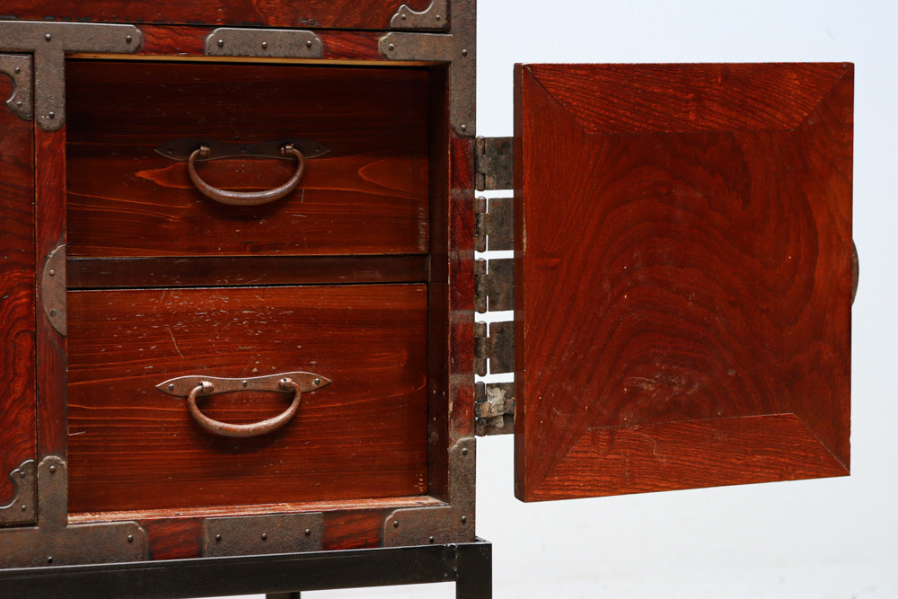 丸型の装飾金具で格調高いアイアンフレーム付き稀少サイズ二本松衣裳箪笥　BB3255