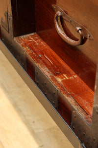 丸型の装飾金具で格調高いアイアンフレーム付き稀少サイズ二本松衣裳箪笥　BB3255