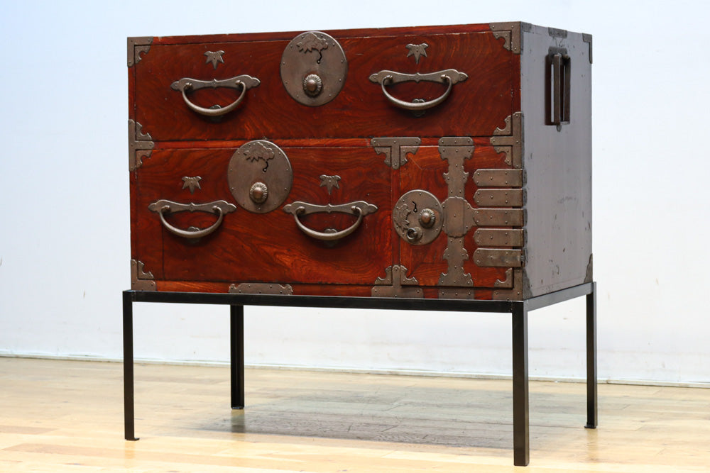 丸型の装飾金具で格調高いアイアンフレーム付き稀少サイズ二本松衣裳箪笥　BB3255