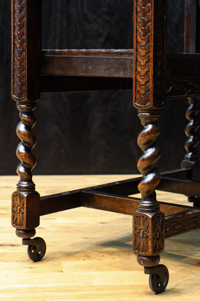 レリーフ彫刻で飾られたエレガントなワゴン　BB3256