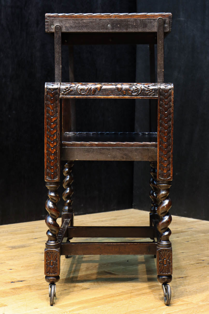 レリーフ彫刻で飾られたエレガントなワゴン　BB3256