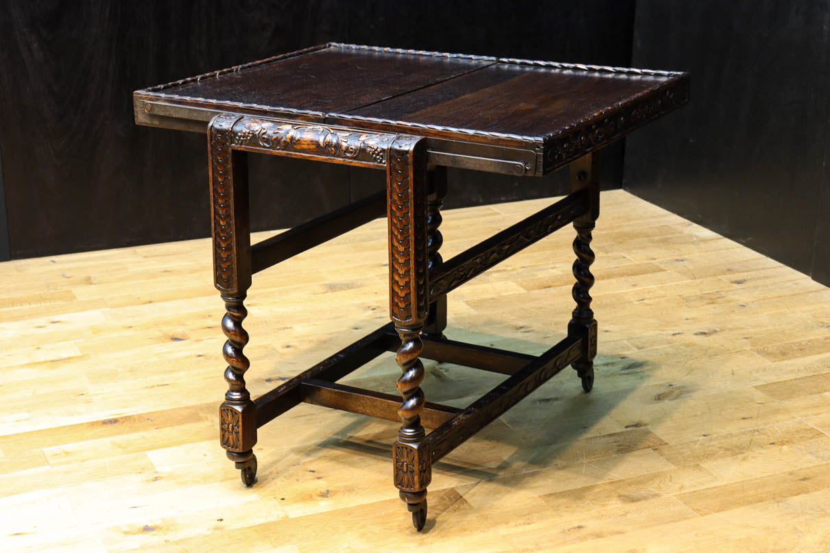 レリーフ彫刻で飾られたエレガントなワゴン　BB3256