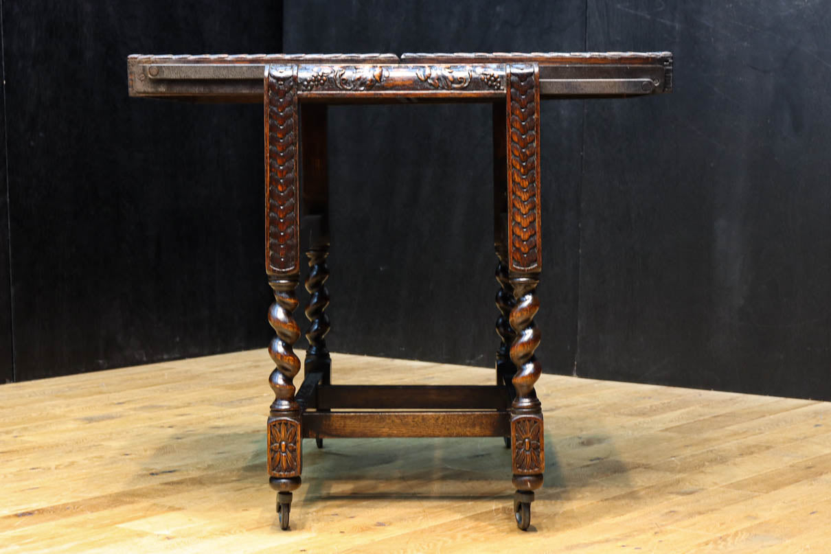 レリーフ彫刻で飾られたエレガントなワゴン　BB3256